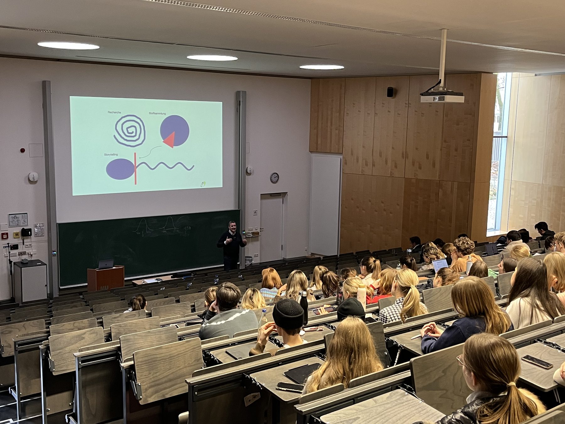 Pit Gottschalk vor Studierenden in einem Hörsaal