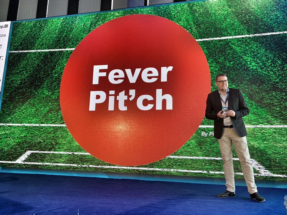 Pit Gottschalk auf der Bühne vor dem Logo von Fever Pit'ch