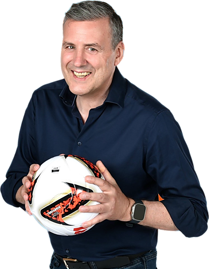 Pit Gottschalk mit einem Fußball in den Händen